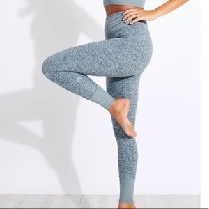 Gently worn! Alo Yoga Lounge High Rise Leggings 7/8 Size S in Blue